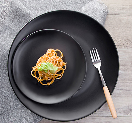 Harga yang bagus Black Flat Round Steak Dish Mangkuk Plastik Melamin Untuk Restoran Hotel on line